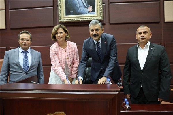 Eskişehir B&uuml;y&uuml;kşehir Belediyesi meclis salonunda ger&ccedil;ekleştirilen imza t&ouml;renine Eskişehir B&uuml;y&uuml;kşehir