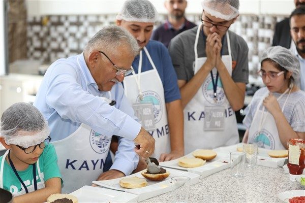 Etkinliğe, eşi Necmiye B&uuml;y&uuml;kkılı&ccedil; ile birlikte katılan Başkan B&uuml;y&uuml;kkılı&ccedil;&rsquo;a B&uuml;y&uuml;kşehir