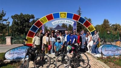 Velespit Parkı&rsquo;nda ger&ccedil;ekleştirilen eğitimde katılımcılara g&uuml;venli s&uuml;r&uuml;ş teknikleri, bisiklet ekipmanlarının