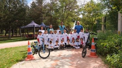 Aktif Yaşam Parkı&rsquo;nda ger&ccedil;ekleştirilen etkinlikte &ccedil;ocuklara bisikletin b&ouml;l&uuml;mleri ve g&uuml;venlik