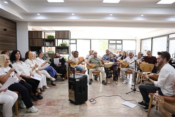 At&ouml;lye kapsamında bağlama eğitimi alan vatandaşlar, &ouml;ğrendikleri par&ccedil;aları b&uuml;y&uuml;k bir