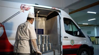 Belediye b&uuml;nyesinde tamamen kendi imkanlarıyla hazırlanan yemekler, ihtiya&ccedil; sahiplerine sunuluyor.