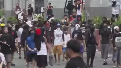 &Ouml;ğrenciler, kilise grupları, &uuml;nl&uuml;ler ve farklı siyasi g&ouml;r&uuml;şlerden vatandaşlar Manila