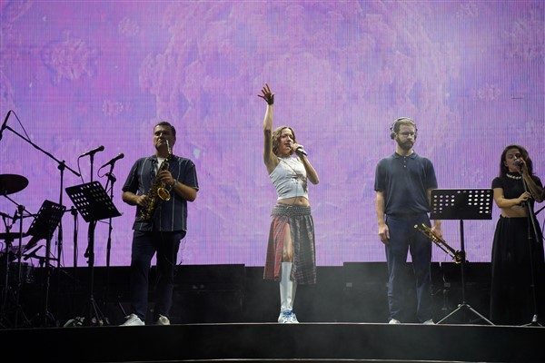 Final gecesine eşi Kıymet Aydın&rsquo;la birlikte gelen Orhangazi Belediye Başkanı