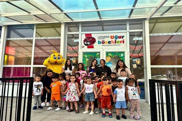 &Ouml;ğrenciler, ilk g&uuml;nlerinde &ccedil;izgi film karakterleri, renkli kost&uuml;mler ve g&ouml;sterilerle