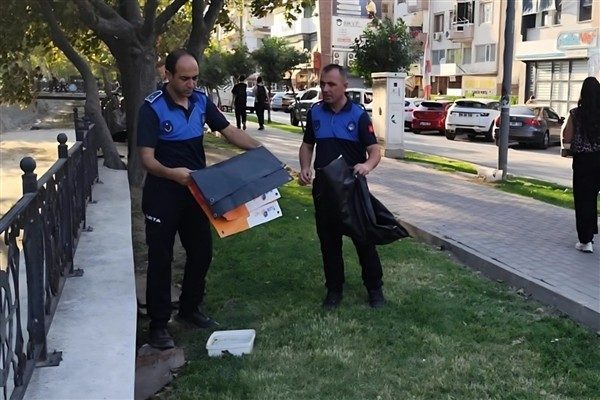 Denetimlerde, kamuya ait alanlara izinsiz olarak asılan afişler toplandı. S&ouml;z