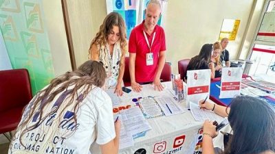 Proje &ccedil;er&ccedil;evesinde Gen&ccedil; İzmir ekibi, İzmir Katip &Ccedil;elebi &Uuml;niversitesi ile
