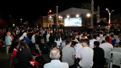 Ma&ccedil;a ilgi g&ouml;steren Giresunlular, meydanda toplanarak milli takımı b&uuml;y&uuml;k bir