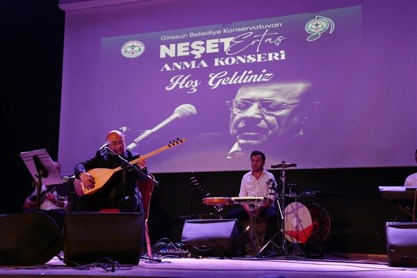 Belediye K&uuml;lt&uuml;r ve Fuar Merkezi&rsquo;ndeki etkinlikte, sanatseverler solist Mehmet G&ouml;k&ccedil;e&rsquo;nin