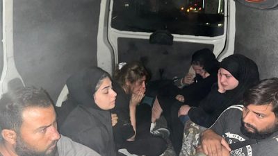 Hatay Emniyet M&uuml;d&uuml;rl&uuml;ğ&uuml; ekipleri, Kumlu-Kırıkhan yolu &uuml;zerinde &nbsp;bir aracı durdurmak