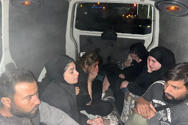 Hatay Emniyet M&uuml;d&uuml;rl&uuml;ğ&uuml; ekipleri, Kumlu-Kırıkhan yolu &uuml;zerinde &nbsp;bir aracı durdurmak