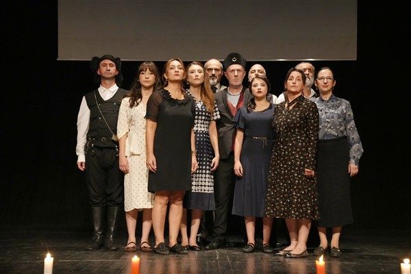 Tamamıyla Giresun Belediye Şehir Tiyatrosu ve Konservatuvarı&rsquo;nın emeğiyle hazırlanan oyun,