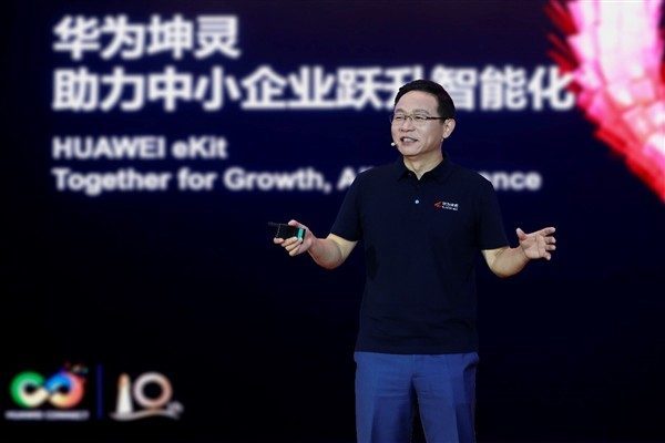 Huawei Y&ouml;netim Kurulu İcra Direkt&ouml;r&uuml; David Wang, Şanghay'da d&uuml;zenlenen HUAWEI