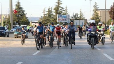 İnegöl Belediyesi’nin düzenlediği “Zaferden Kurtuluşa” etkinlikleri kapsamında bisikletle şehir turu