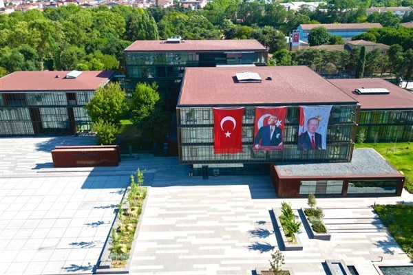 İneg&ouml;l Belediyesi, &ouml;ğrencilere y&ouml;nelik kırtasiye destekleri ger&ccedil;ekleştiriyor. Yeni eğitim &ouml;ğretim