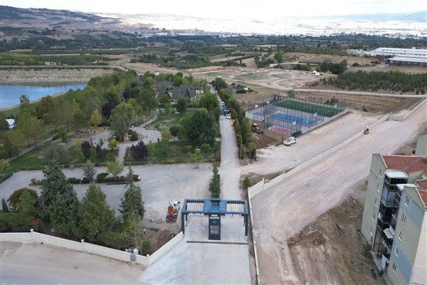 Yenileme &ccedil;alışmasını yerinde incelemek i&ccedil;in il&ccedil;e protokol&uuml; ziyarette bulundu. Protokol