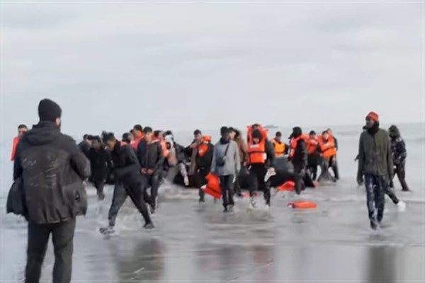 Karar, Başbakan Keir Starmer'ın Fransa'dan k&uuml;&ccedil;&uuml;k teknelerle Manş Denizi'ni ge&ccedil;en