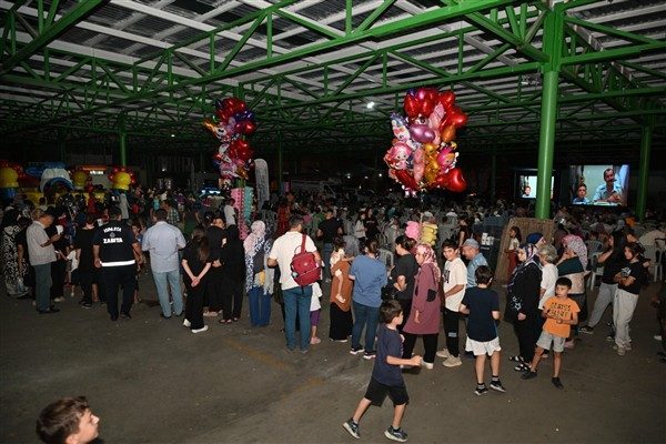 Halıkent Mahallesi Kapalı Pazar alanında d&uuml;zenlenen etkinlikte &ccedil;ocuklar kendileri i&ccedil;in