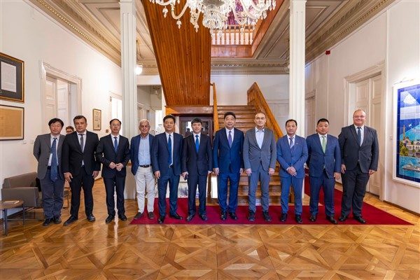 Ziyarette İzmir B&uuml;y&uuml;kşehir Belediyesi Genel Sekreter Yardımcısı &Ouml;v&uuml;n&ccedil; &Ouml;zgen, İZDENİZ
