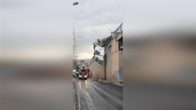 İzmir B&uuml;y&uuml;kşehir Belediyesi İtfaiye Dairesi Başkanlığı ekipleri, tır s&uuml;r&uuml;c&uuml;s&uuml;n&uuml; kurtardı.