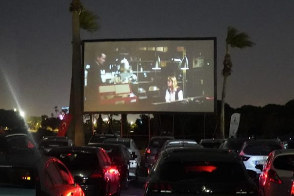 İzmir B&uuml;y&uuml;kşehir Belediyesi tarafından, &ldquo;Yeniden Sinematek Arabada Film Keyfi&rdquo; etkinliği