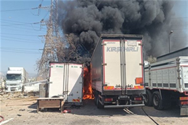Bornova Işıkkent&rsquo;te bulunan bir kamyon garajında, saat 14.15 sıralarında yangın