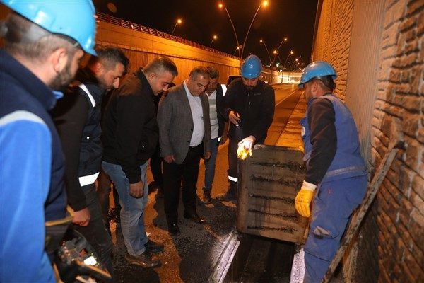Kayseri B&uuml;y&uuml;kşehir Belediyesi Su ve Kanalizasyon İdaresi Genel M&uuml;d&uuml;rl&uuml;ğ&uuml; ekipleri