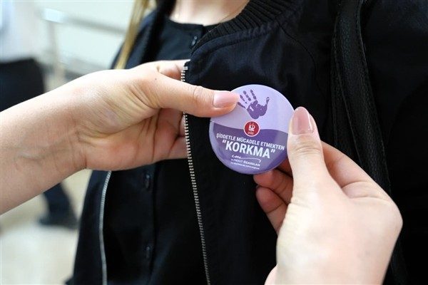 Saygı duruşu ve İstiklal Marşı&rsquo;nın okunmasıyla başlayan programa; Ke&ccedil;i&ouml;ren Belediye