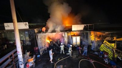 İzmir&rsquo;in Kemalpaşa il&ccedil;esine bağlı Bağyurdu Sanayi Sitesi&rsquo;nde bulunan bir oto