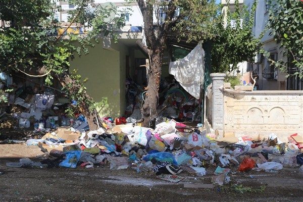 Beşkonaklılar Mahallesi 4409 Sokak&rsquo;ta uzun s&uuml;redir sorun yaratan &ccedil;&ouml;p ev,