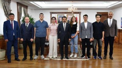 Kırşehir Valisi Murat Sefa Demiry&uuml;rek, 2025 Y&uuml;ksek&ouml;ğretim Kurumları Sınavı&rsquo;nda (YKS)