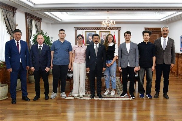 Kırşehir Valisi Murat Sefa Demiry&uuml;rek, 2025 Y&uuml;ksek&ouml;ğretim Kurumları Sınavı&rsquo;nda (YKS)