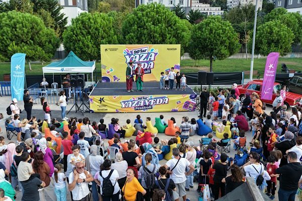 K&uuml;&ccedil;&uuml;k&ccedil;ekmece Belediyesi tarafından, Menekşe Parkı&rsquo;nda 90&rsquo;lar temalı Yaza Veda Festivali