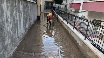 Mamak Belediyesi ekipleri, &ouml;ğlen saatlerinde etkili olan sağanak yağışın ardından