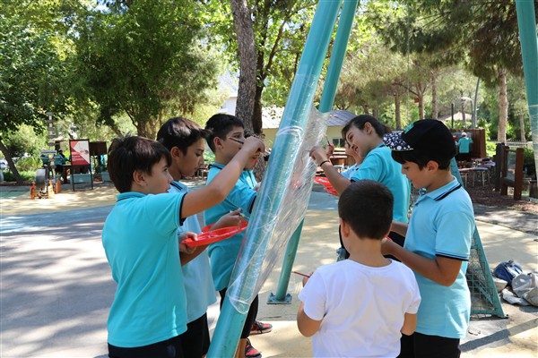 &Ccedil;ocuklar, hem eğlenceli hem de &ouml;ğretici etkinliklerle mikroorganizmaların gizemli d&uuml;nyasını
