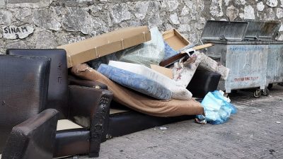 Marmaris Belediyesi tarafından , kent genelinde &ccedil;evre temizliği ve estetiğini
