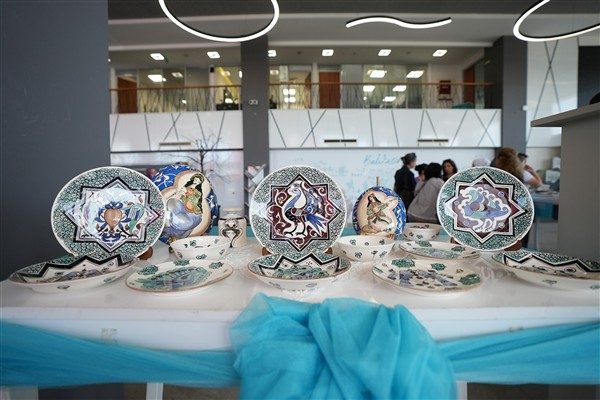 Renklerin ve desenlerin zarif uyumunu yansıtan &ccedil;ini sanatı, ge&ccedil;mişten g&uuml;n&uuml;m&uuml;ze