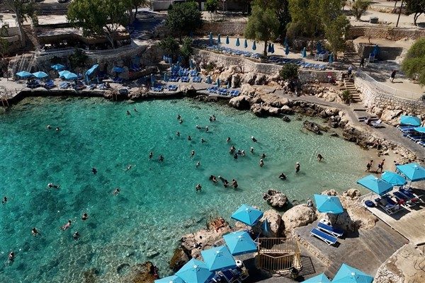Emekliler, kentin en g&uuml;zel koylarından biri olan Yapraklı Koy&rsquo;da, denizin