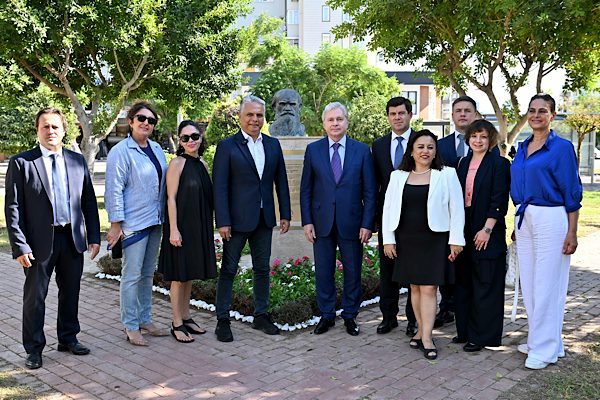 Moskova H&uuml;k&uuml;met Bakanı Sergey &Ccedil;eremin, Antalya&rsquo;da Muratpaşa Belediyesi&rsquo;nin Lev Tolstoy