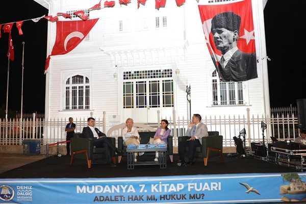 Fuarın &uuml;&ccedil;&uuml;nc&uuml; g&uuml;n&uuml;nde &ldquo;Adalet S&ouml;yleşileri&rdquo;nde Mudanyalılar ile bir araya gelen