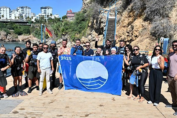 Antalya Muratpaşa Belediyesi tarafından , D&uuml;nya Temizlik G&uuml;n&uuml; kapsamında deniz