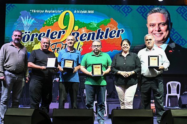 Antalya Muratpaşa Belediyesi tarafından d&uuml;zenlenen Y&ouml;reler Renkler Festivali&rsquo;nin &uuml;&ccedil;&uuml;nc&uuml; g&uuml;n&uuml;nde