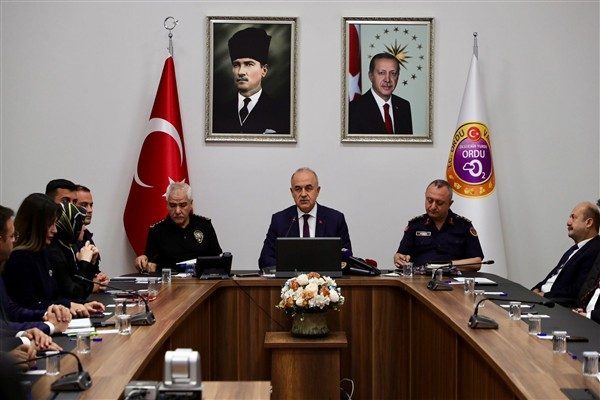 Vali Erol, konuşmasına İzmir&rsquo;in Bal&ccedil;ova il&ccedil;esinde, polis merkezine yapılan silahlı