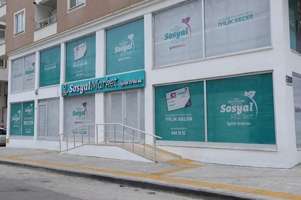 Ordu B&uuml;y&uuml;kşehir Belediyesi tarafından Altınordu&rsquo;da kurulan Sosyal Market'in, 2025-2026 eğitim-&ouml;ğretim
