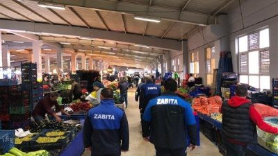 Sabahın erken saatlerinden itibaren sahaya &ccedil;ıkan zabıta ekipleri, temizlik ve