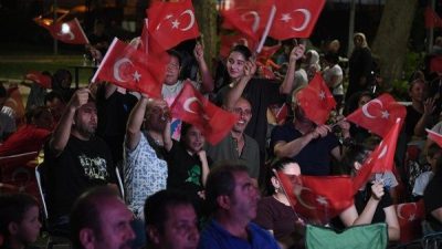 Osmangazi Belediyesi, vatandaşların milli heyecanına ortak olmak i&ccedil;in Soğukkuyu Parkı&rsquo;na
