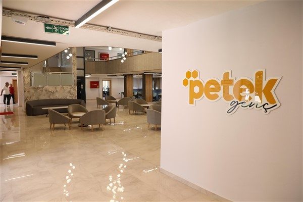 İ&ccedil;erisinde kafeterya, et&uuml;t merkezi, dijital gen&ccedil;lik merkezi ve giysi yıkama