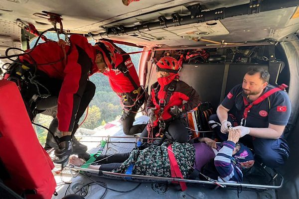 Rize&rsquo;de yaşanan sel ve heyelanlar ulaşımda aksamalara yol a&ccedil;tı. Ardeşen