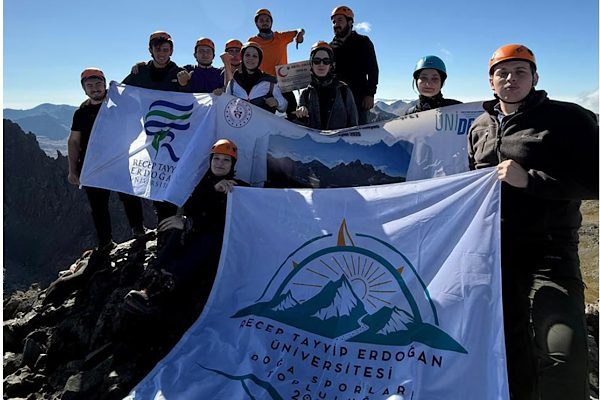RTE&Uuml;-DOST topluluğu, &ldquo;Doğaya D&ouml;n&uuml;ş: Rize&rsquo;yi Zirvelerde Keşfet&rdquo; projesi kapsamında ilk