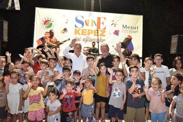 Yaz aylarında mahalle mahalle &ccedil;ocuklara k&uuml;lt&uuml;r ve sanatla dolu eğlenceli